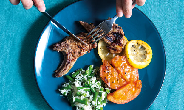 Costillas de cordero con arroz de frijol verde