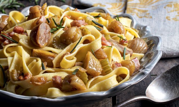 Tagliatelle con castañas y bacon