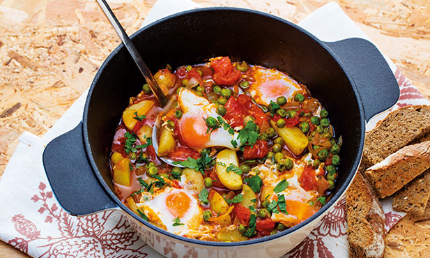 Guisantes con patatas y huevos escalfados