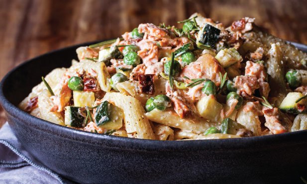 Penne con salmón, guisantes y tomate seco