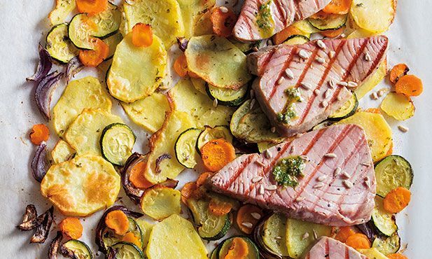 Atún a la parrilla con verduras en el horno