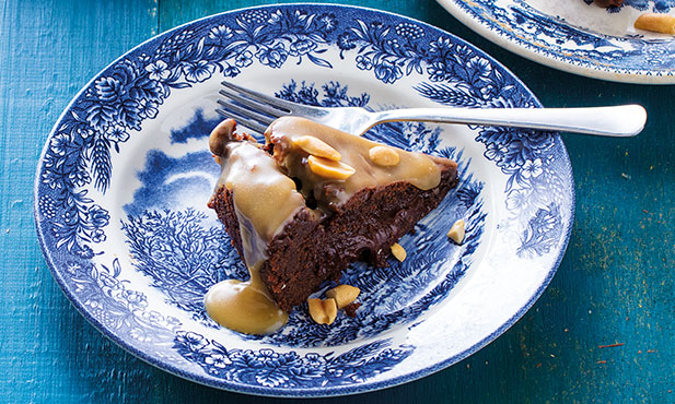 Pastel de chocolate y caramelo salado