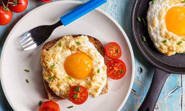 Nubes de huevos sobre tostada